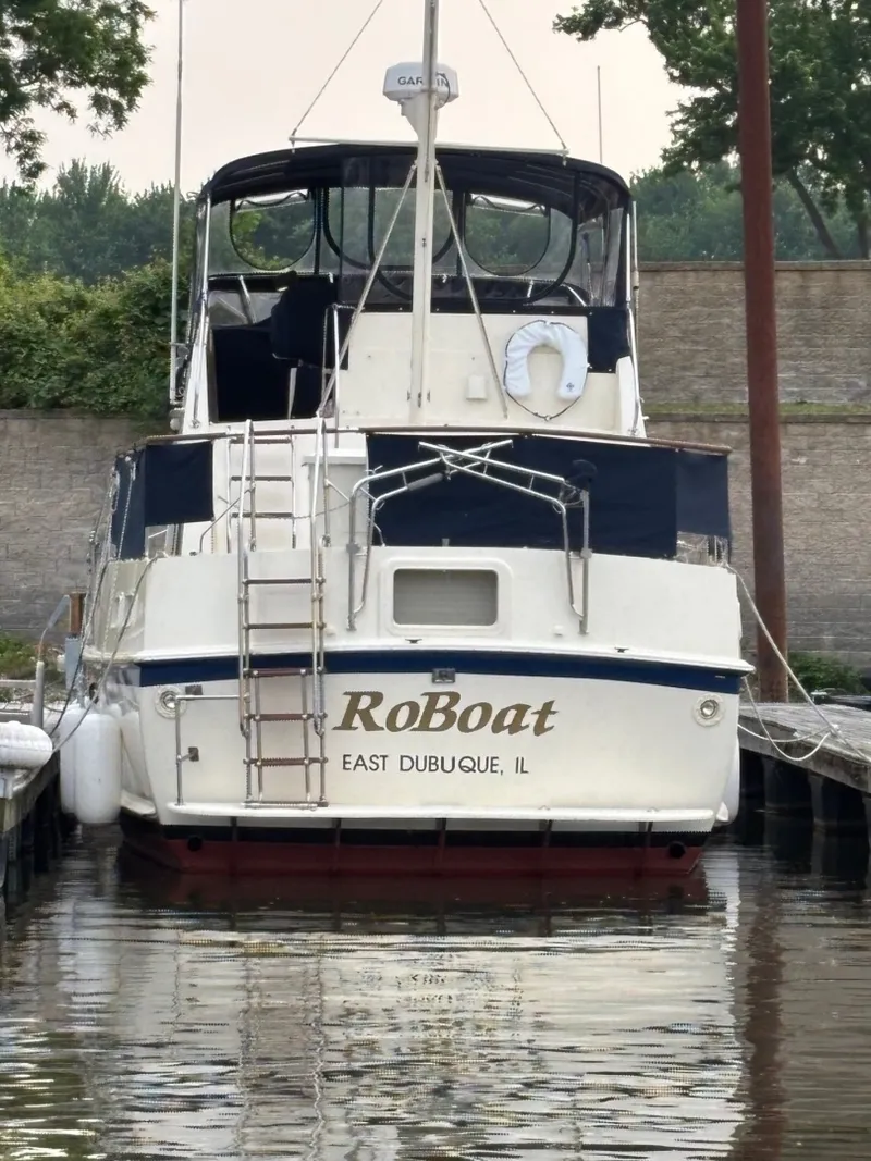 Slide: The Image of 42' Hatteras aft profile - 6248047
