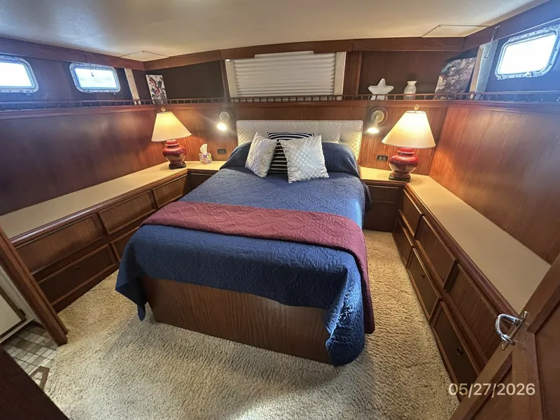 Slide: The Image of 42' Hatteras master stateroom - 6248096