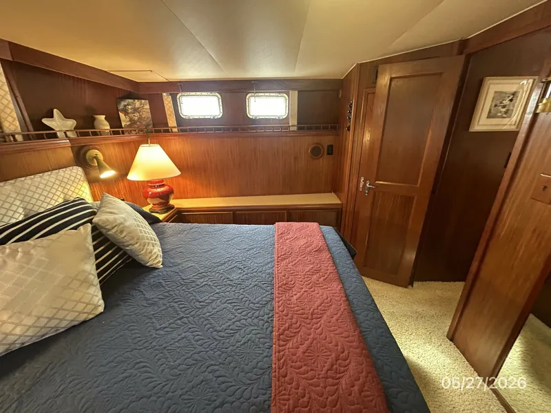 Slide: The Image of 42' Hatteras master stateroom port - 6248097
