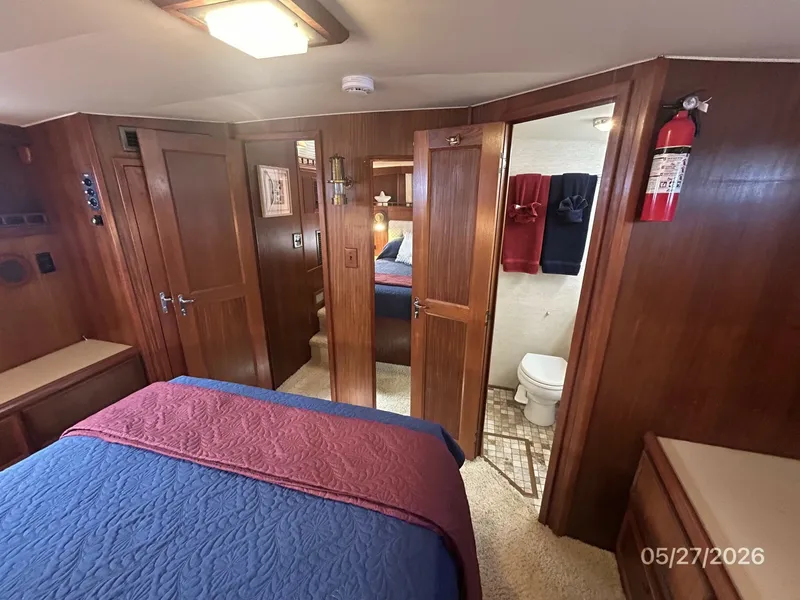Slide: The Image of 42' Hatteras master stateroom forward - 6248094