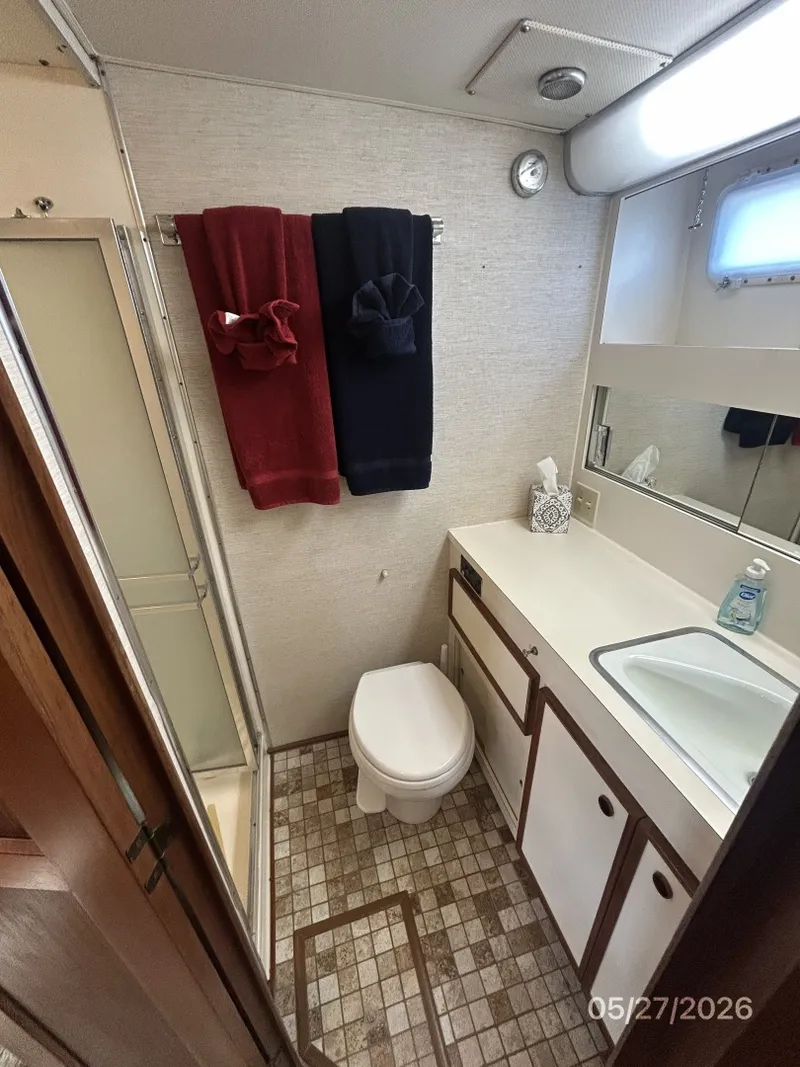 Slide: The Image of 42' Hatteras master stateroom head - 6248095