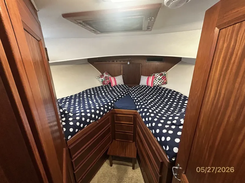 Slide: The Image of 42' Hatteras guest stateroom - 6248076