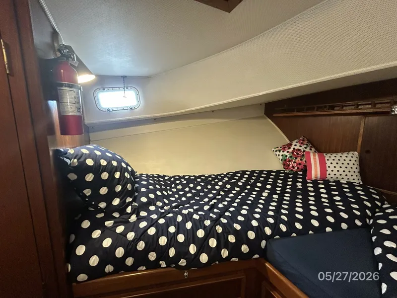 Slide: The Image of 42' Hatteras guest stateroom port - 6248077