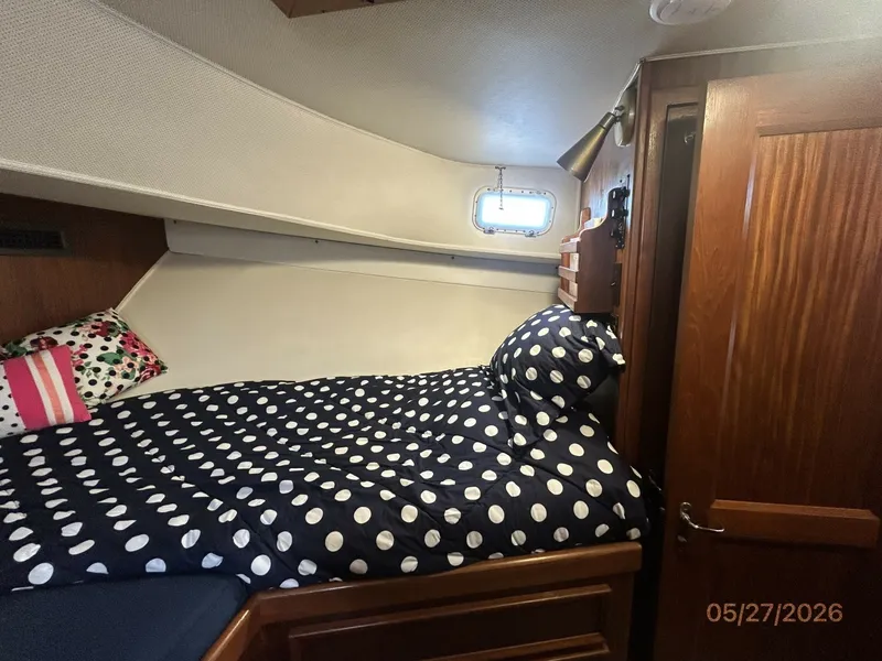 Slide: The Image of 42' Hatteras guest stateroom starboard - 6248078