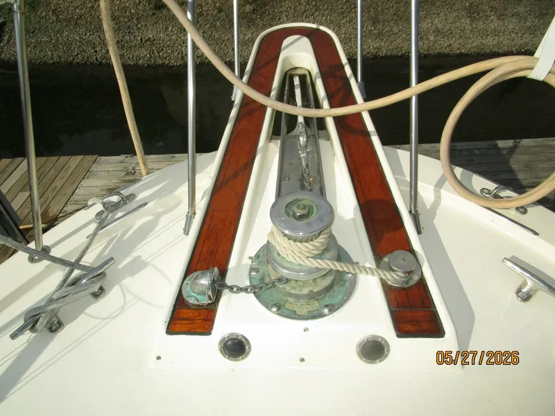 Slide: The Image of 42' Hatteras anchor windlass1 - 6248048