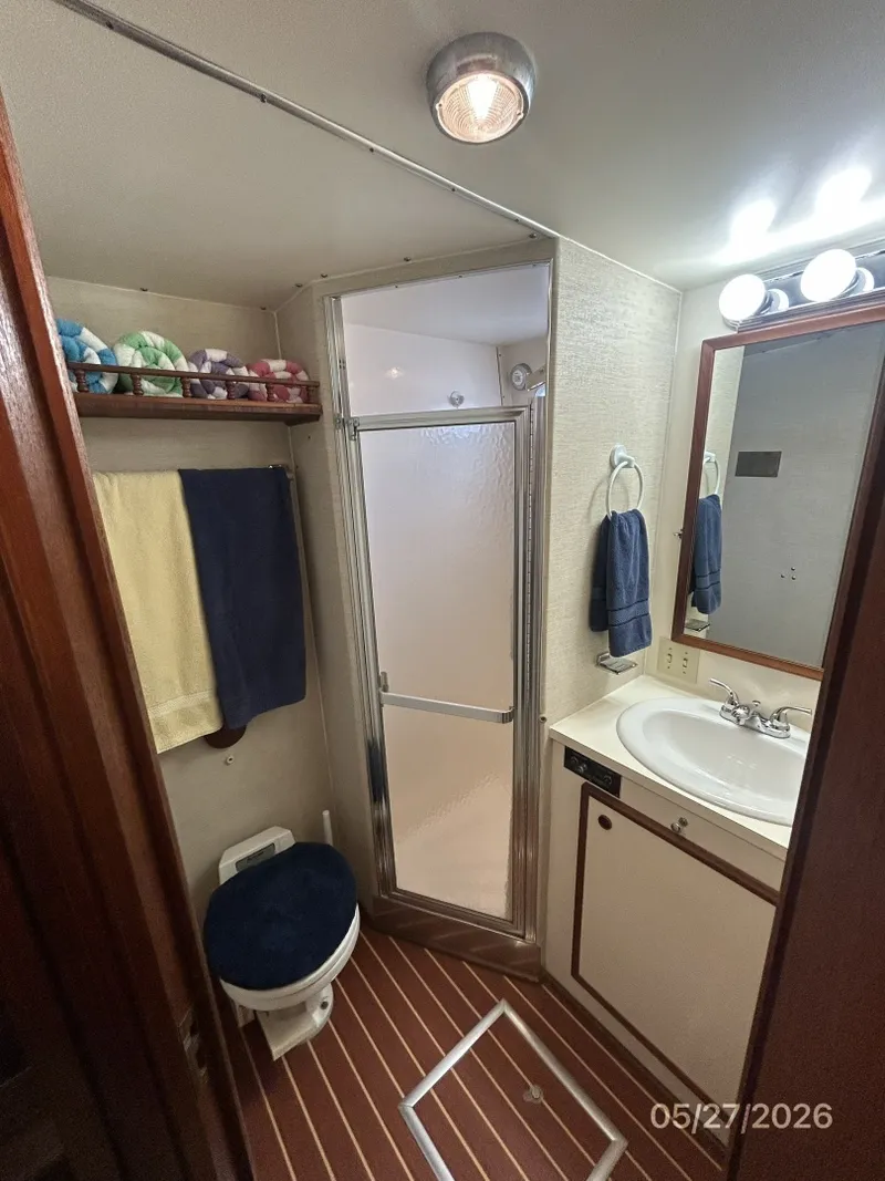 Slide: The Image of 42' Hatteras guest stateroom head - 6248075