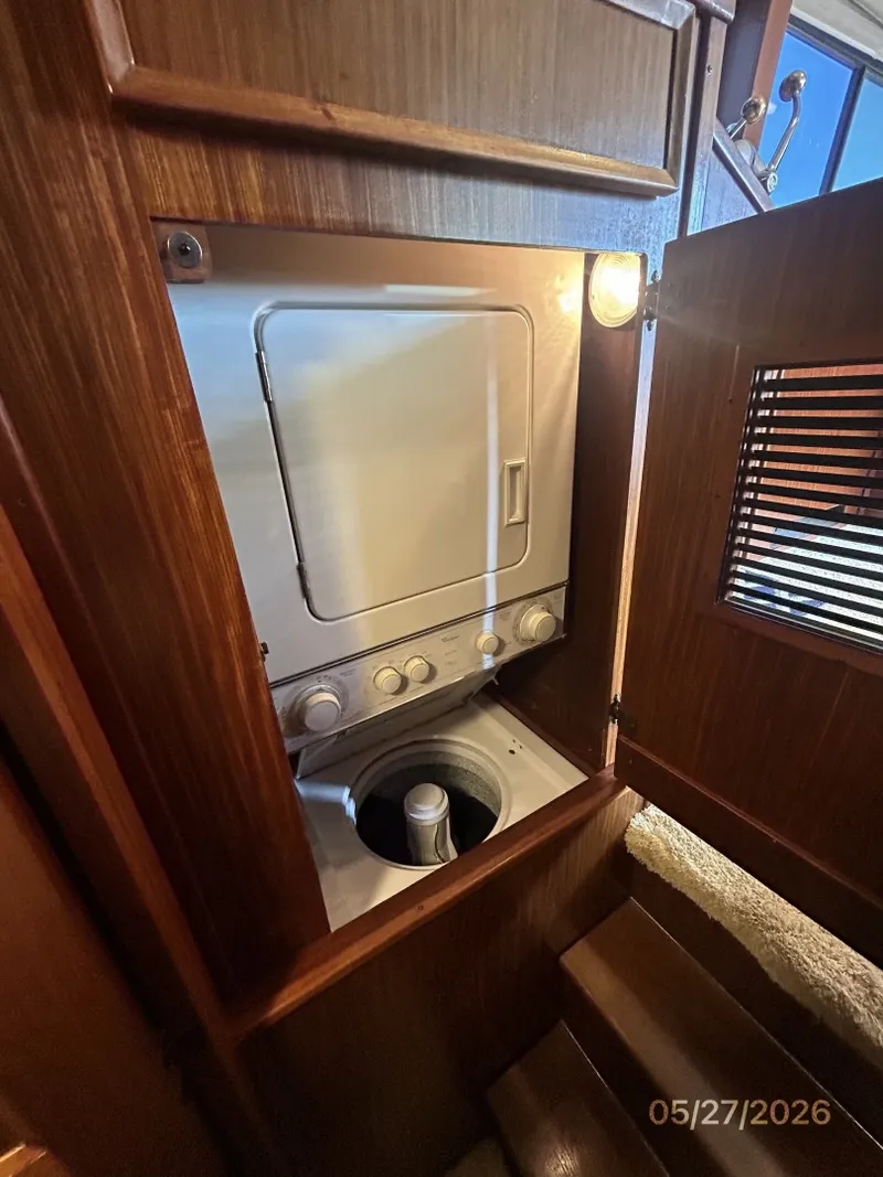 Slide: The Image of 42' Hatteras washer-dryer - 6248134