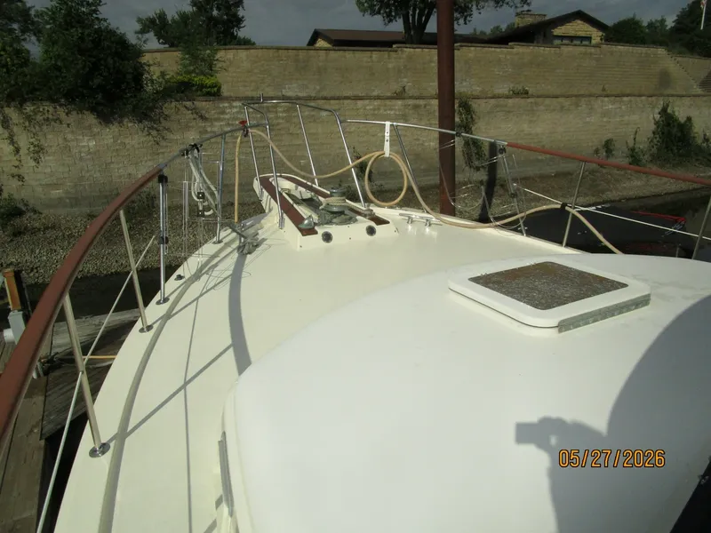 Slide: The Image of 42' Hatteras fordeck1 - 6248069