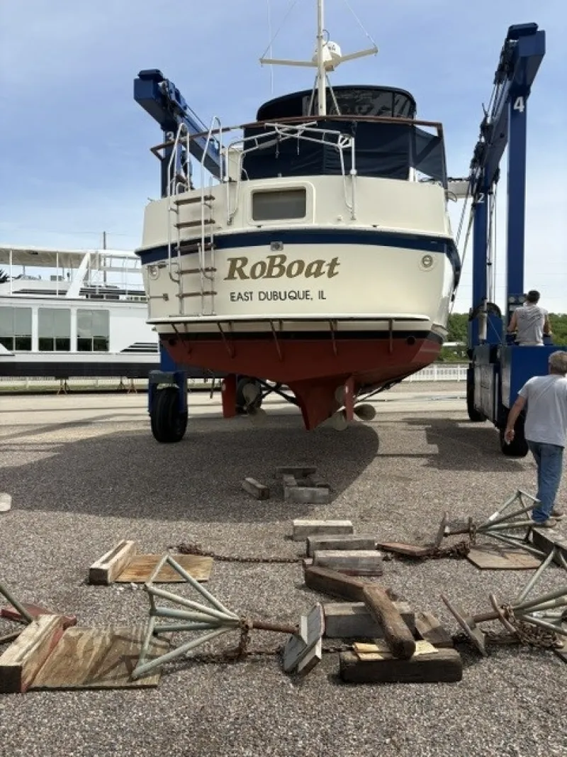 Slide: The Image of 42' Hatteras hauled out5 - 6248084