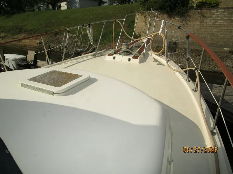 Slide: The Image of 42' Hatteras foredeck2 - 6248070