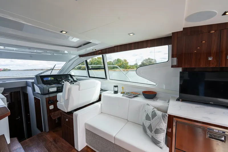 Slide: The Image of Cruisers Yachts 46 2023 - 6248741
