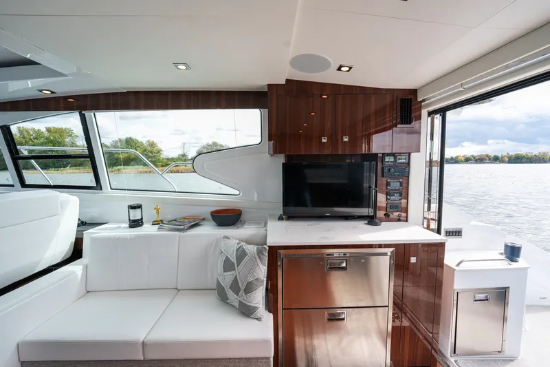 Slide: The Image of Cruisers Yachts 46 2023 - 6248740
