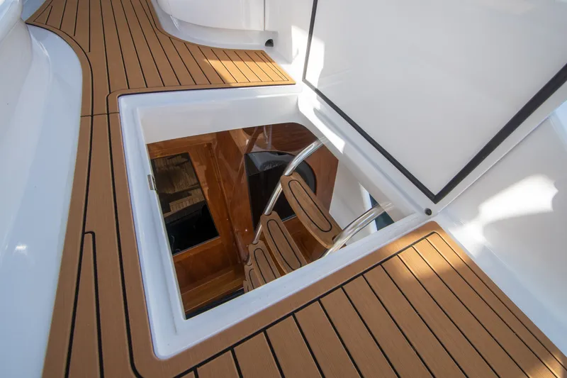 Slide: The Image of Jarrett Bay 84 2021 - 6249308