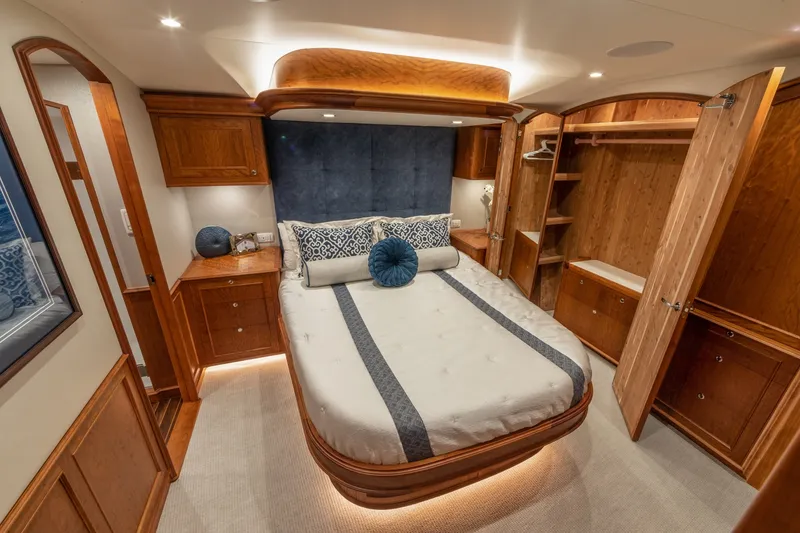 Slide: The Image of Jarrett Bay 84 2021 - 6249351