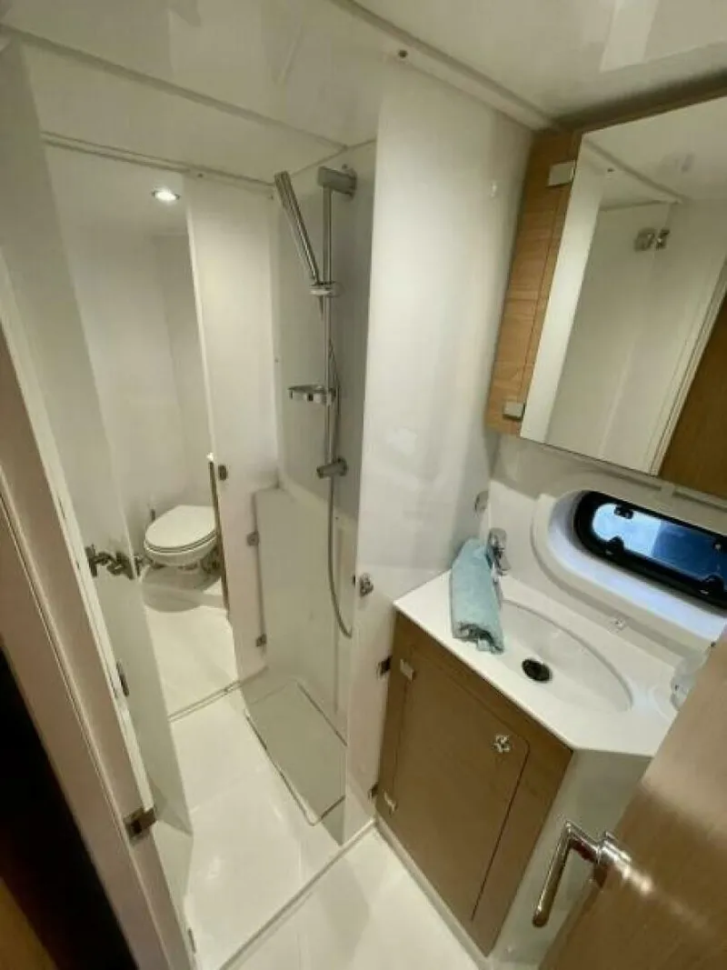 Slide: The Image of Bali 4.2 Stbd Heads & Shower - 6249875