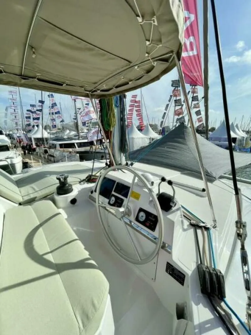 Slide: The Image of Bali 4.2 Flybridge Helm 2 - 6249882