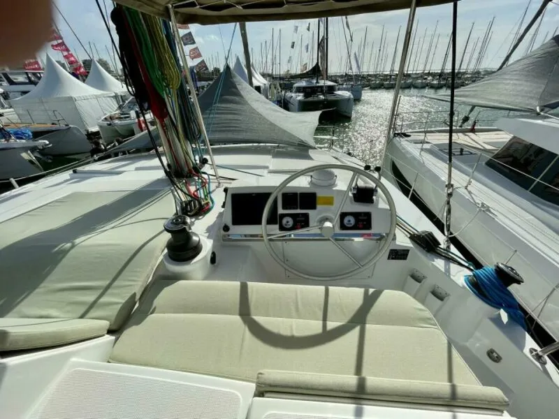Slide: The Image of Bali 4.2 Flybridge Helm - 6249883