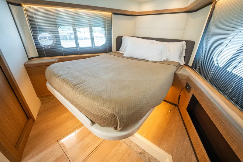 Slide: The Image of Absolute 50 Fly 2020 - 6253001