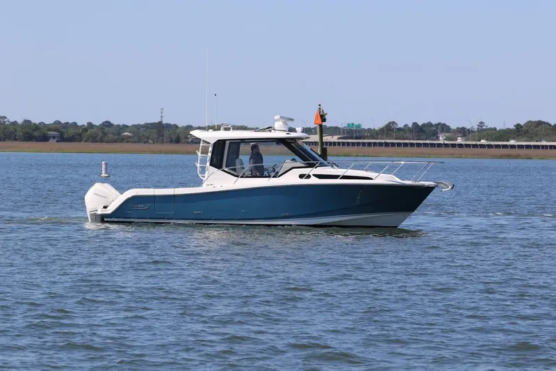 The Image of Boston Whaler 32 - SIP N SEA - Exterior Profile 2021 Boston Whaler 325 Conquest - SIP N SEA - 7655783