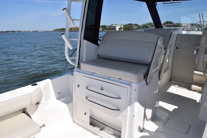 Slide: The Image of Boston Whaler 325 Conquest 2021 - 6256835