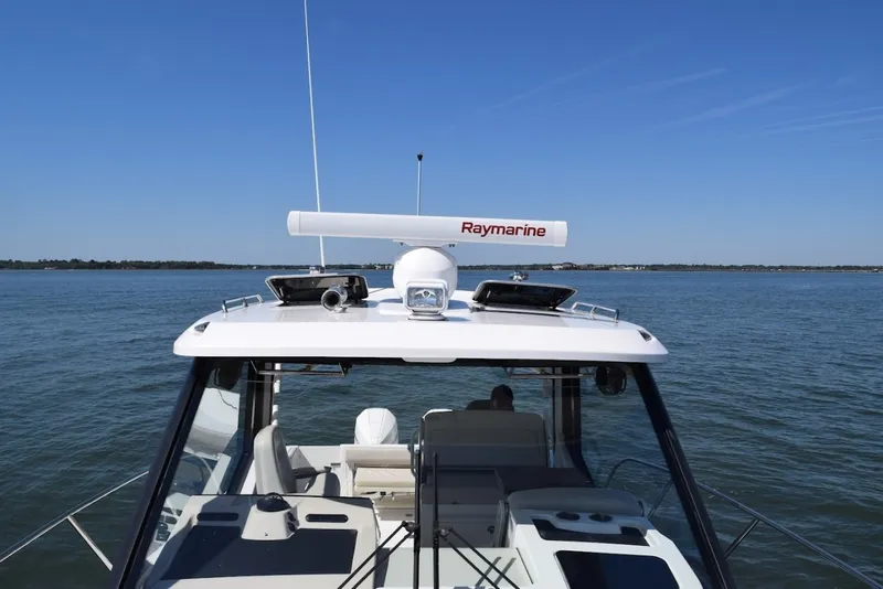 Slide: The Image of Boston Whaler 325 Conquest 2021 - 6256845