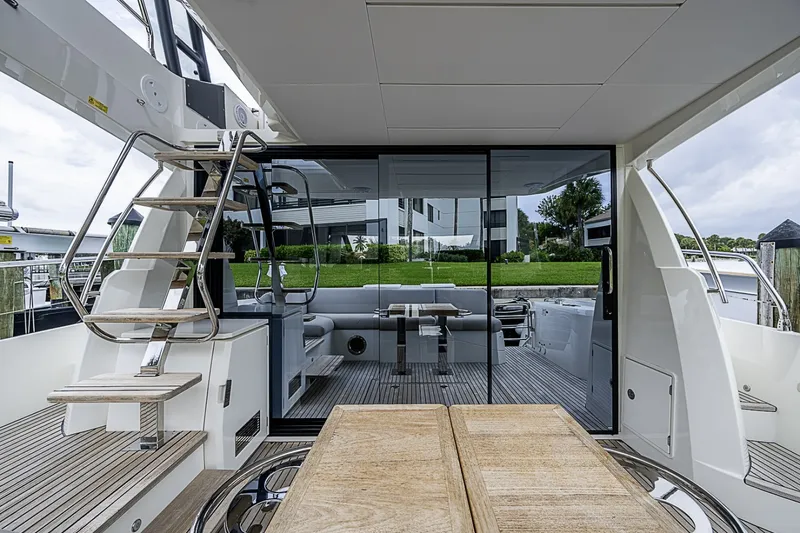 Slide: The Image of Prestige 520 2021 - 6256950