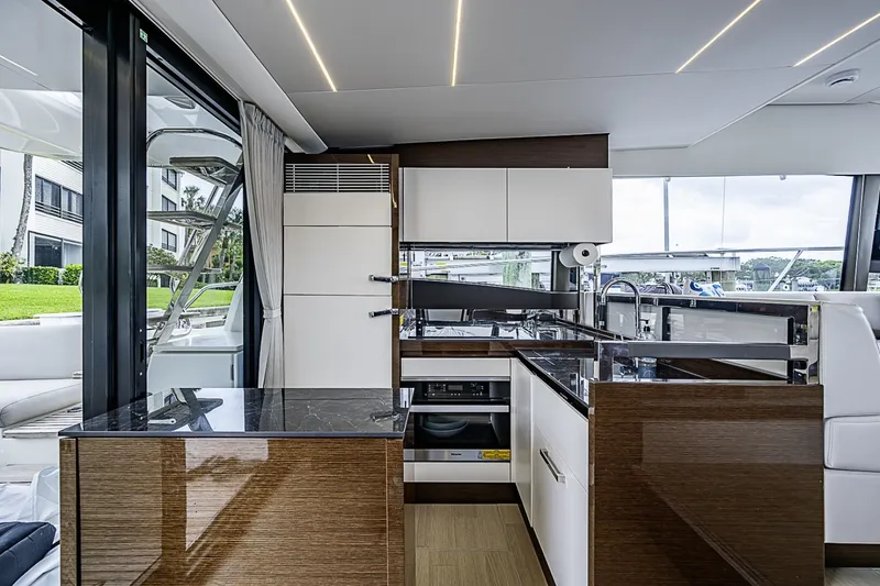 Slide: The Image of Prestige 520 2021 - 6256973