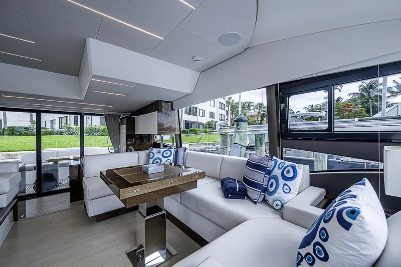 Slide: The Image of Prestige 520 2021 - 6256980