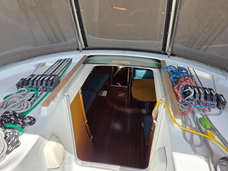 Slide: The Image of Beneteau Oceanis 411 companionway and cabin top clutches - 6257930