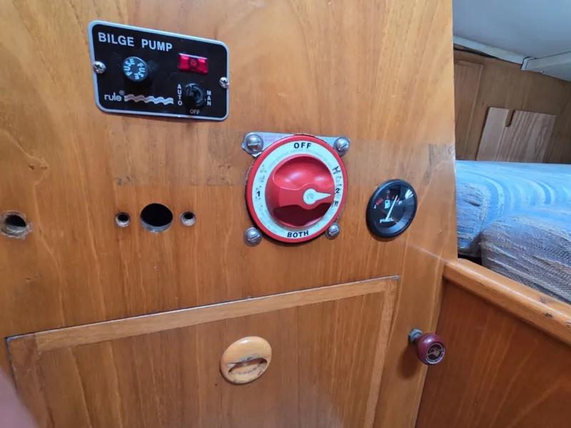 Slide: The Image of Main battery switch, bilge pump, and fuel level - 6257968