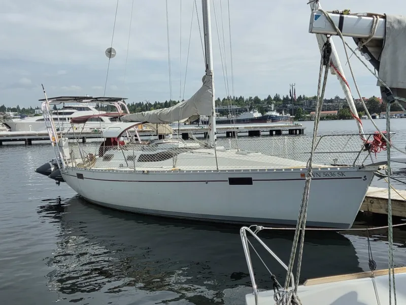 Slide: The Image of 1988 Beneteau Oceanis 350 "Sea Squatch" - 6257949