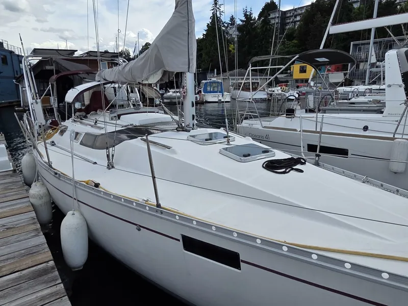 Slide: The Image of 1988 Beneteau Oceanis 350 foredeck - 6520974
