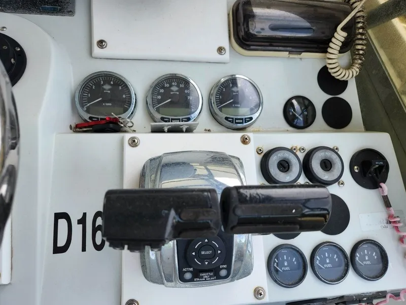 Slide: The Image of Contender 35 Side Console 2001 - 7508289