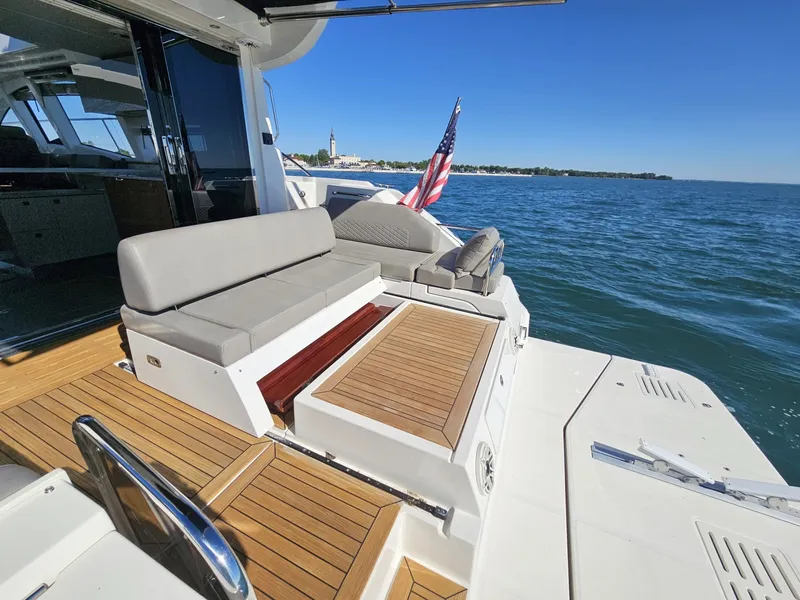 Slide: The Image of Sea Ray 520 Sundancer 2019 - 6259028