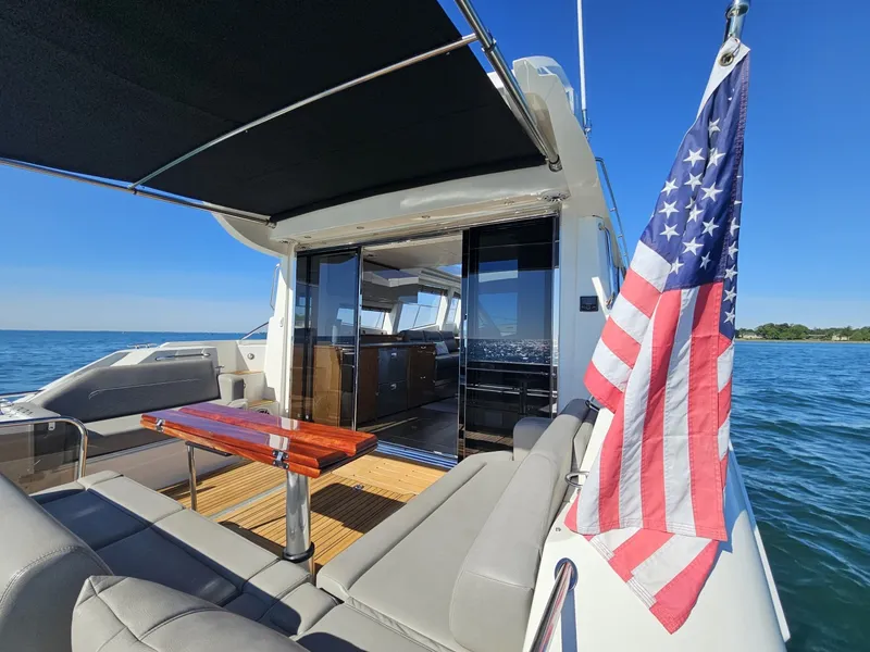 Slide: The Image of Sea Ray 520 Sundancer 2019 - 6259029