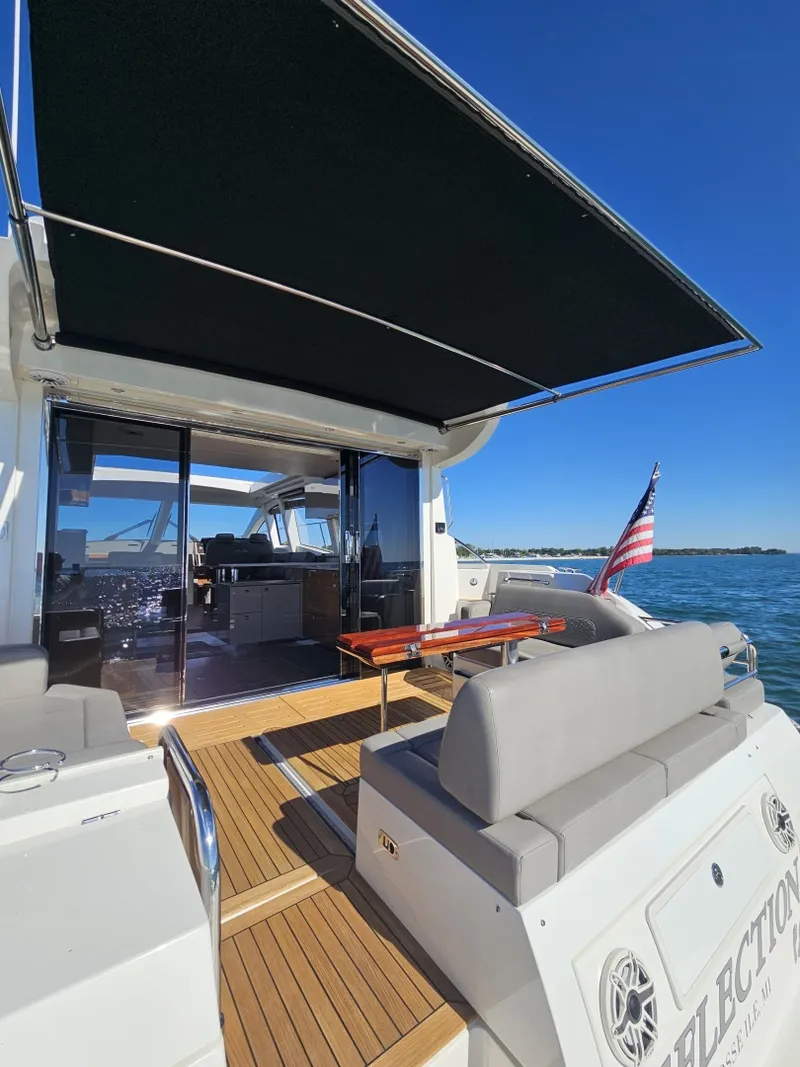 Slide: The Image of Sea Ray 520 Sundancer 2019 - 6259031