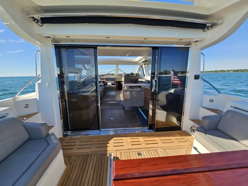Slide: The Image of Sea Ray 520 Sundancer 2019 - 6259032
