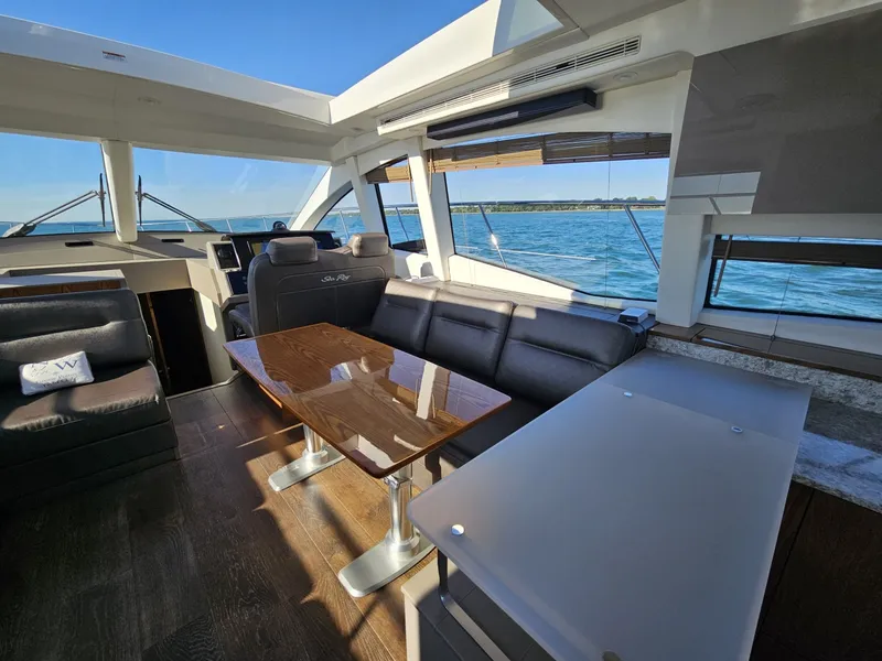 Slide: The Image of Sea Ray 520 Sundancer 2019 - 6259039