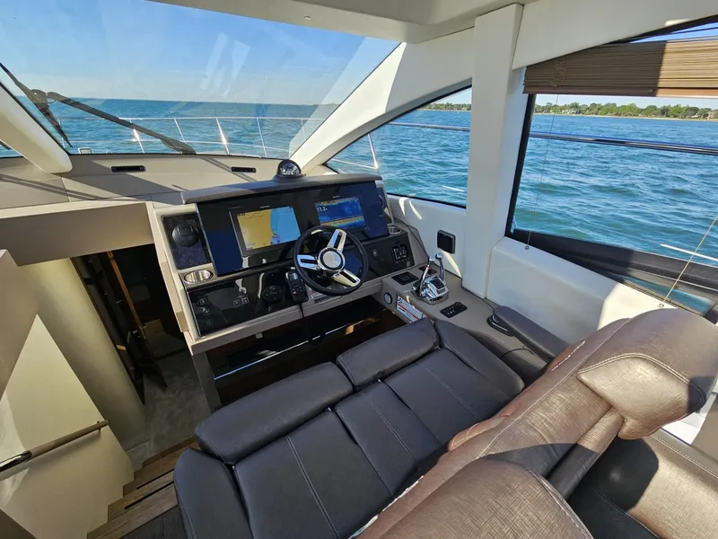 Slide: The Image of Sea Ray 520 Sundancer 2019 - 6259042