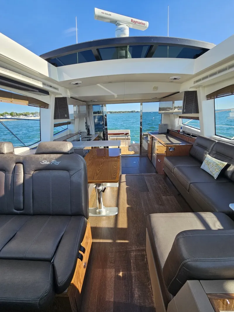 Slide: The Image of Sea Ray 520 Sundancer 2019 - 6259043