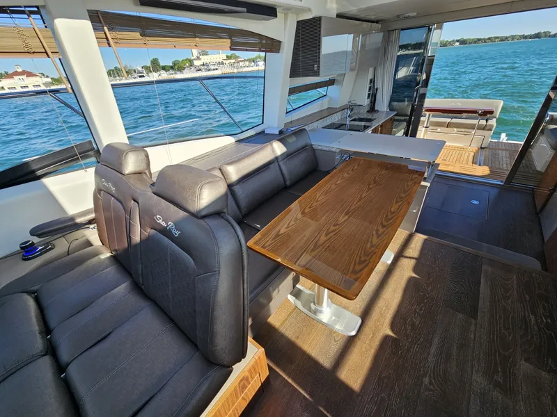 Slide: The Image of Sea Ray 520 Sundancer 2019 - 6259044