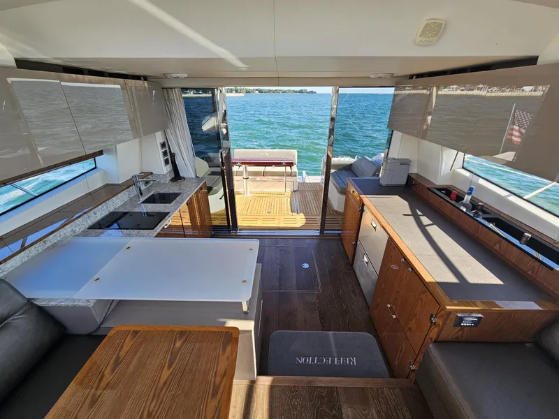 Slide: The Image of Sea Ray 520 Sundancer 2019 - 6259046