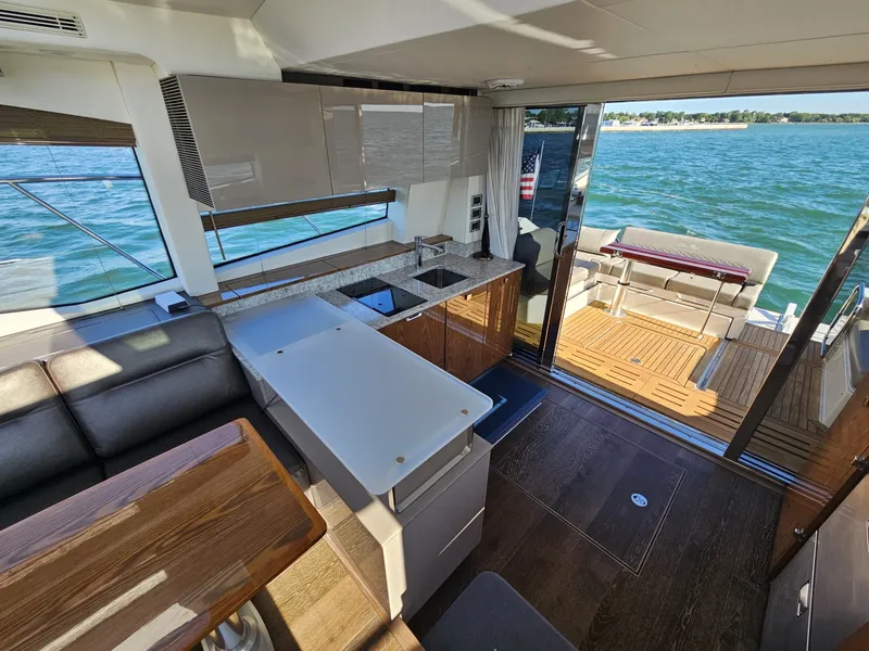 Slide: The Image of Sea Ray 520 Sundancer 2019 - 6259047