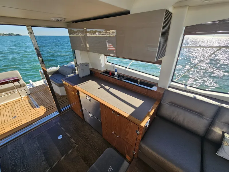 Slide: The Image of Sea Ray 520 Sundancer 2019 - 6259048