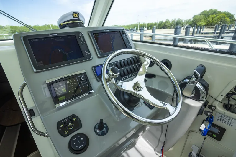 Slide: The Image of Boston Whaler 315 Conquest 2014 - 6259789