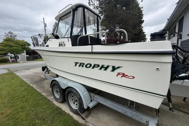 The Image of Bayliner Trophy 2052 Walkaround 2005 - 0