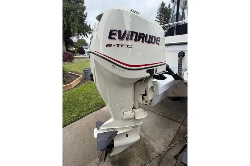 Slide: The Image of Bayliner Trophy 2052 Walkaround 2005 - 6268488