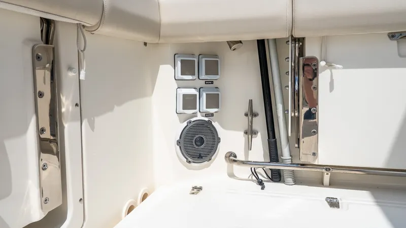 Slide: The Image of Boston Whaler 325 Conquest 2020 - 6262028