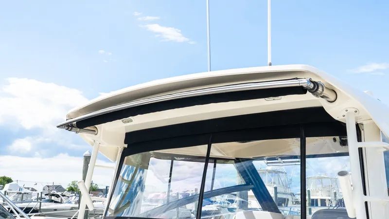 Slide: The Image of Boston Whaler 325 Conquest 2020 - 6262033