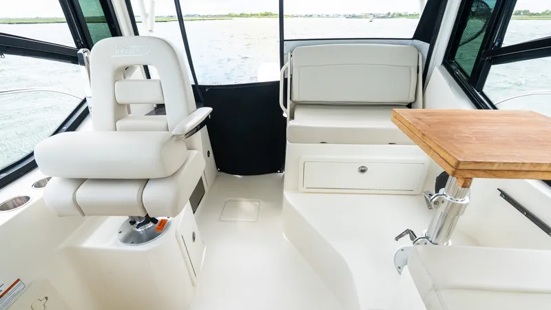 Slide: The Image of Boston Whaler 325 Conquest 2020 - 6262034